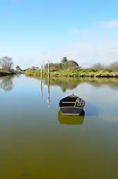 Barque sur un plan d'eau sans rides.