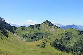 L'aiguille Verte dominant le lac de Lessy vue depuis le col de Sosay au nord.