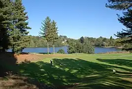 Lac de Lourdes et golf.