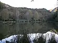 Lac de Mauléon-Barousse avec en arrière plan le chalet et un terrain de tennis