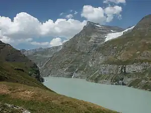 Vue du Pleureur et de l'extrémité nord-ouest du glacier du Giétro dominant le lac de Mauvoisin.