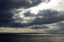 Ciel d'orage sur le lac.