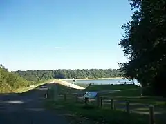 Photo prise du barrage en remblai du lac de Puydarrieux à l'entrée Nord.