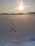 Le lac peut être traversé à pied lorsqu'il gèle.