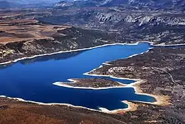 Lac de Sainte-Croix et le village des Salles-sur-Verdon.