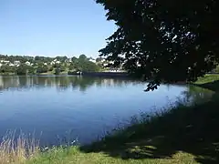 Le lac au niveau du barrage.