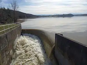 Les eaux du lac se dirigeant vers le déversoir lors de la crue de février 2021.