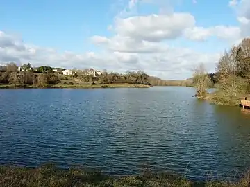 Le lac de l'Escourou entre Soumensac (Lot-et-Garonne) et Saint-Sulpice-d'Eymet (Dordogne).