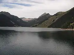 Lac de l'Oule, pic Plat à gauche, pic des Quatre Termes au fond, pic de Bastan à droite.