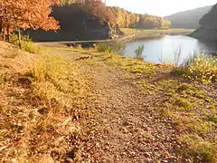 L'ancienne route du barrage au niveau du trou Mabrouck (tunnel de la Soor), visible à l'occasion d'un niveau bas du lac.