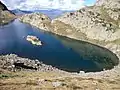 Lac de la Montagnette avec le plus grand des îlots rocheux