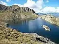 Lac de la Montagnette avec ses îlots rocheux