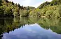 Le lac de barrage sur l'Aubonne situé au cœur de l'arboretum.