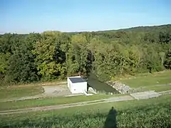 Au Nord, une petite centrale hydroélectrique est située à l'endroit où le lac s'écoule en redevenant la rivière Baïsole.