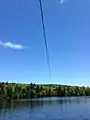 Une ligne électrique traversant le bassin ouest du lac