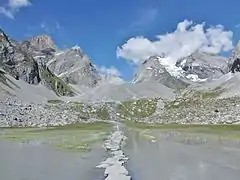 Le lac des Vaches, dans la vallée de la Glière, à proximité du col de la Vanoise. En arrière-plan, la Grande Casse.