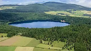 Vue du mont Maillon au premier plan à droite, avec le lac du Bouchet au second plan.