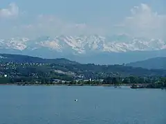 Le lac devant les Belledonnes, vu depuis Bourdeau.