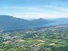 Sud du lac du Bourget entouré de champs agricoles