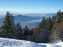 Vue du sommet de la montagne en hiver