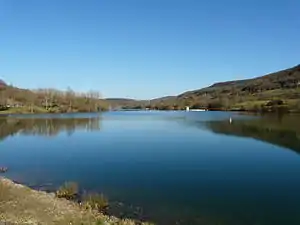 Le lac du Causse. La commune de Chasteaux se trouve à droite.