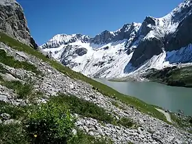 Le Spitzhorn est le sommet le plus à gauche sur la ligne de crête à l'arrière-plan.