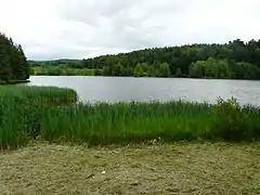 Le lac en amont de la digue sud-ouest.