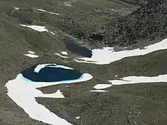 Réserves d'eau de fonte au pied du Carlit.