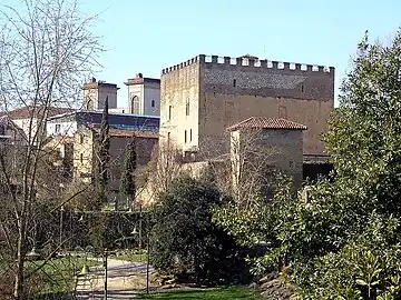 Le donjon Lacataye et les tours de l'église de la Madeleine.