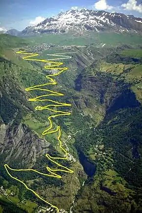Photographie représentant la route montant à l'Alpe d'Huez