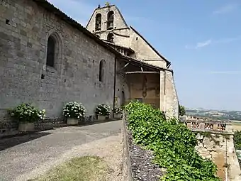 L'église avec son clocher-mur et son porche.