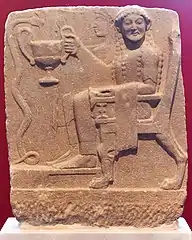 Relief représentant deux héros ou divinités chthoniennes. VIe siècle av. J.-C. Musée archéologique de Sparte.