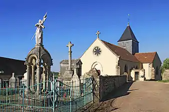 Église, croix et monument aux morts.