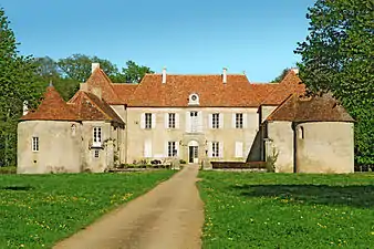 Façade vue depuis la grille d'entrée.