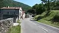 Entrée du village en venant de Saint-Girons par la rive gauche.