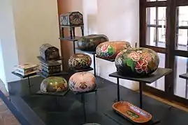 Exhibition de cuencos et de jícaras lacadas dans le musée.