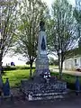 Le monument aux morts sur une place près de l'église (avr. 2013)