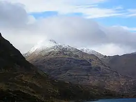 Vue du Ladhar Bheinn depuis les rives du Loch Hourn.