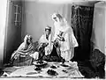 Ladies of the royal harem enjoying an Afghan meal - Femmes portant la partoug de Firak (en) au harem de Kaboul (Afghanistan)