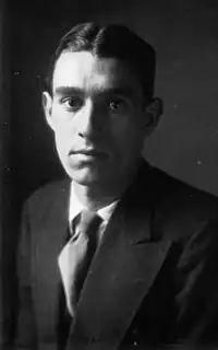 Portrait en noir et blanc d'un jeune homme en costume.