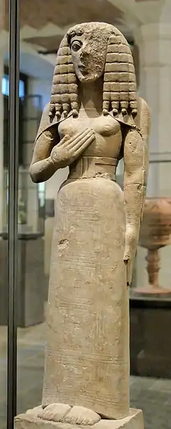 La « Dame d'Auxerre ». Calcaire, H. 75 cm. Crète, 640-620. Louvre
