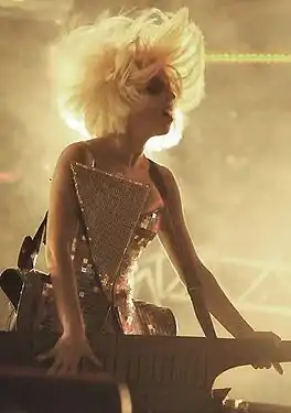 Lady Gaga, interprétant une chanson sur scène.