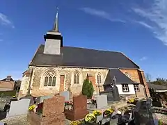 Façade Sud de l'église, alliant pierre, brique et silex.