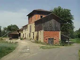 Jolie exploitation agricole.