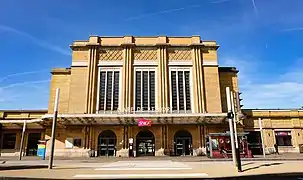 Façade principale de la gare.