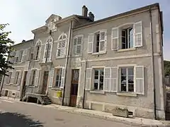 Mairie-écoles côté école des garçons.