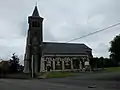 L'église et le monument aux morts.