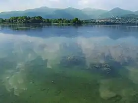 Lac de Pusiano : vue panoramique.