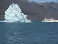 Iceberg et embarcation destinée aux touristes sur le lac Argentino.