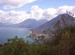 Vue sur le lac Atitlán avec la ville de San Pedro de la Laguna en arrière-plan.